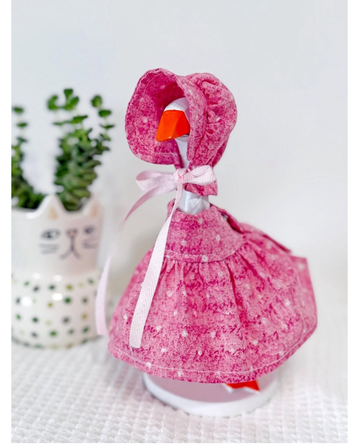 7" Desk Goose Pink Dress and Bonnet