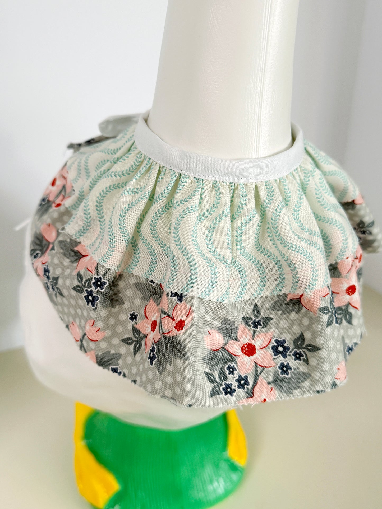 23" Goose Ruffled Collar and Bow (mint)