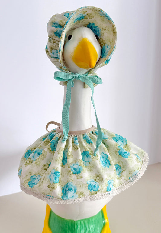17" Goose Ruffled Collar and Bonnet