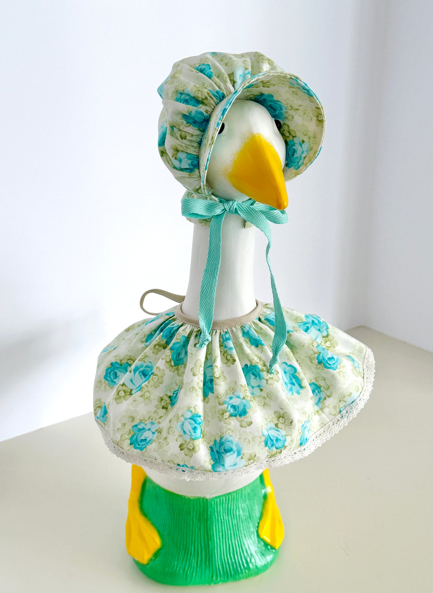 17" Goose Ruffled Collar and Bonnet