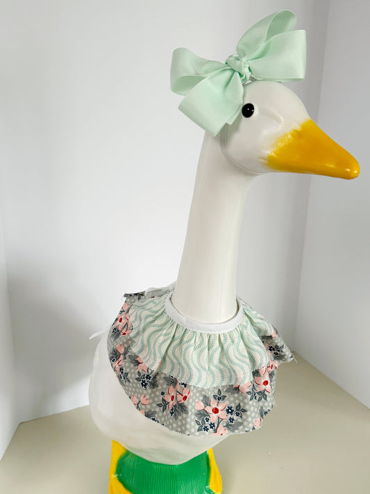 23" Goose Ruffled Collar and Bow (mint)