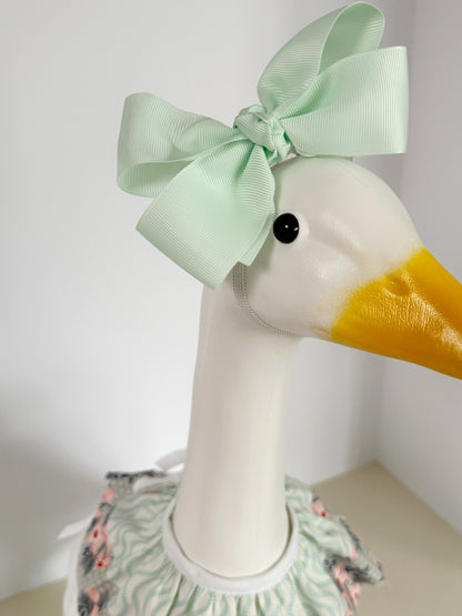 23" Goose Ruffled Collar and Bow (mint)
