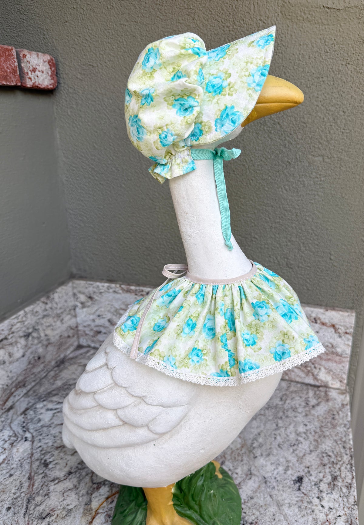 23"  Vintage Print Bonnet and Ruffled Collar Porch Goose