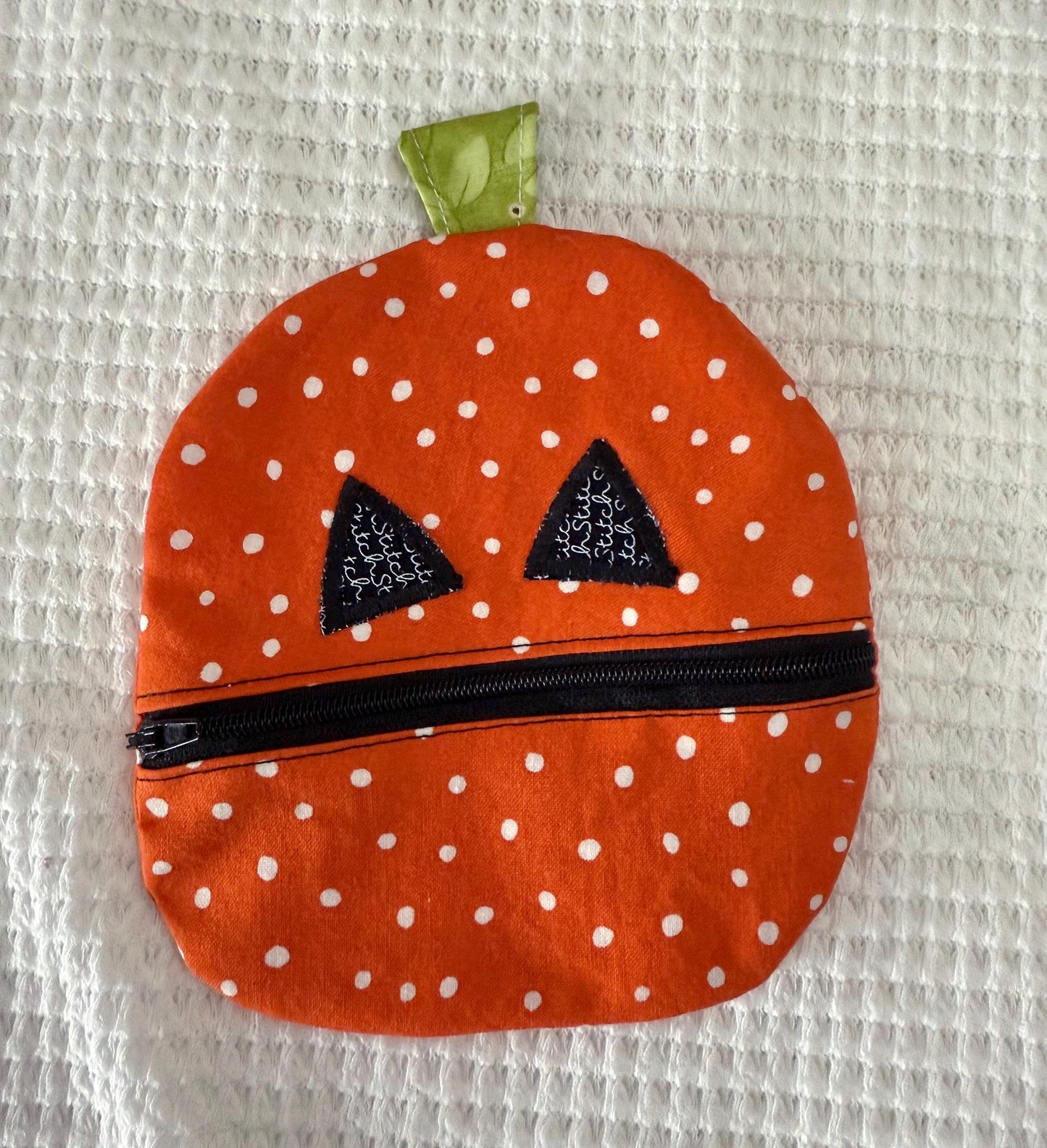 Fabric Pumpkin Pouch - PDF Digital Sewing Pattern -With a zipper or without Halloween Trick or Treat